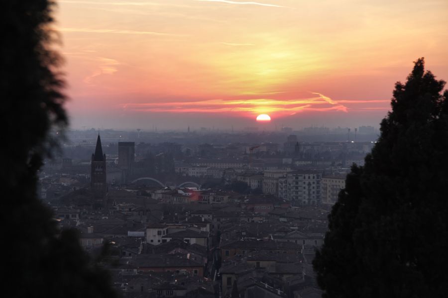 Tramonto su Verona . Vista dal Castyel S. Pietro